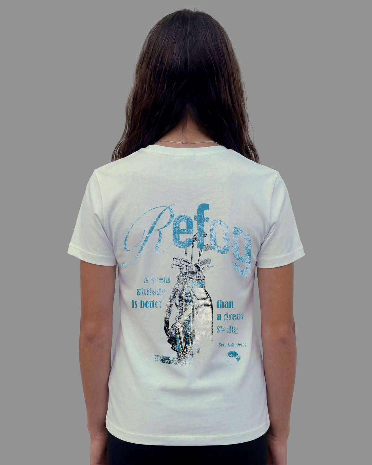 Modelo mujer con Golf Tee White de Refog, vista trasera.