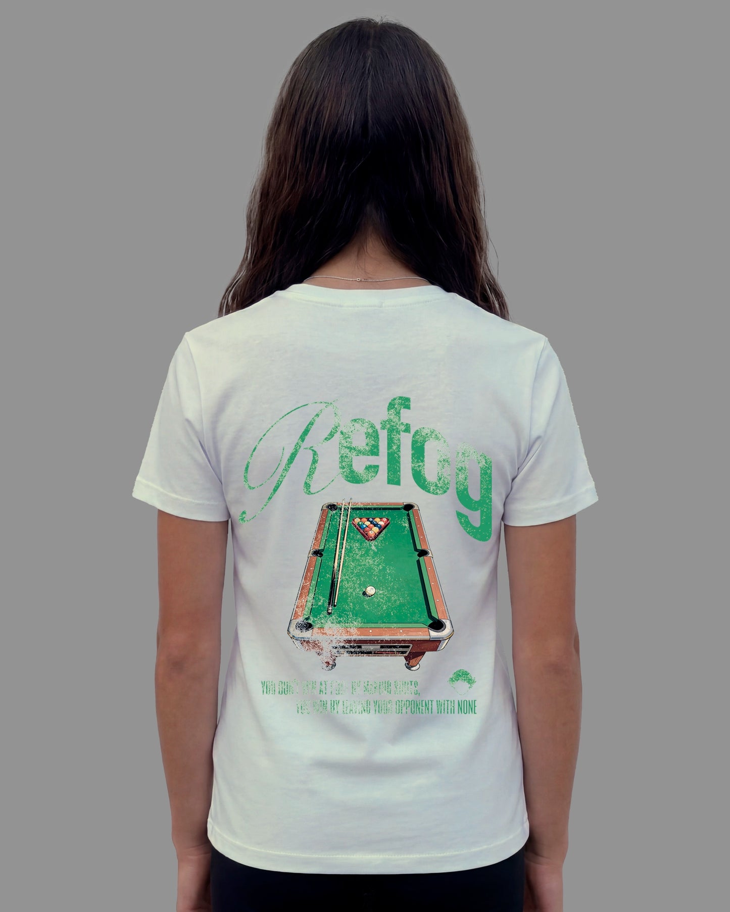 Modelo mujer con Pool Tee White de Refog, vista trasera.
