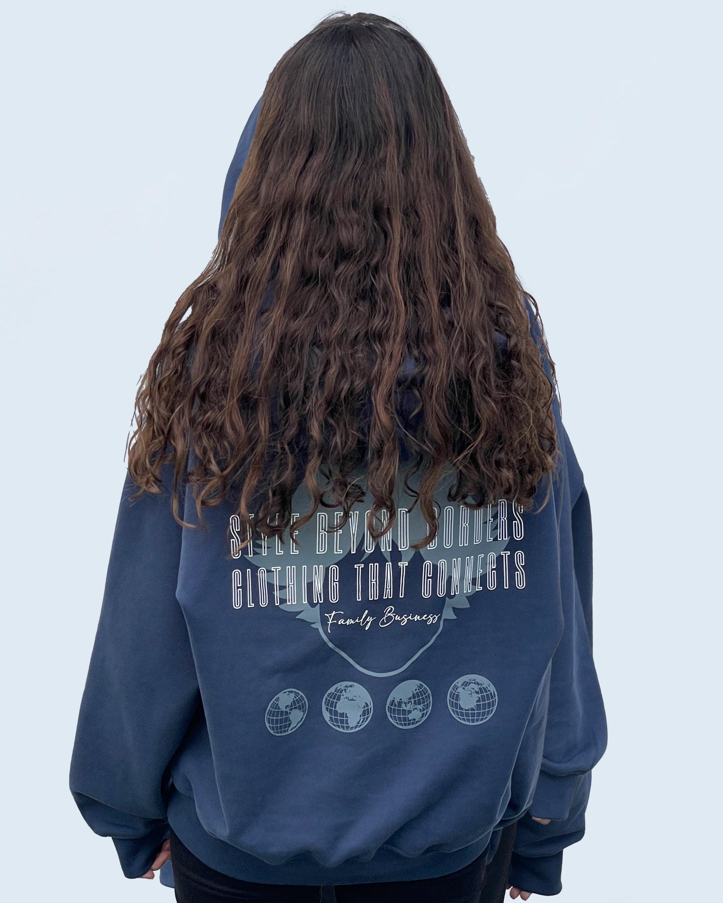 Vista trasera femeninade la sudadera Connection Hoodie Navy de Refog