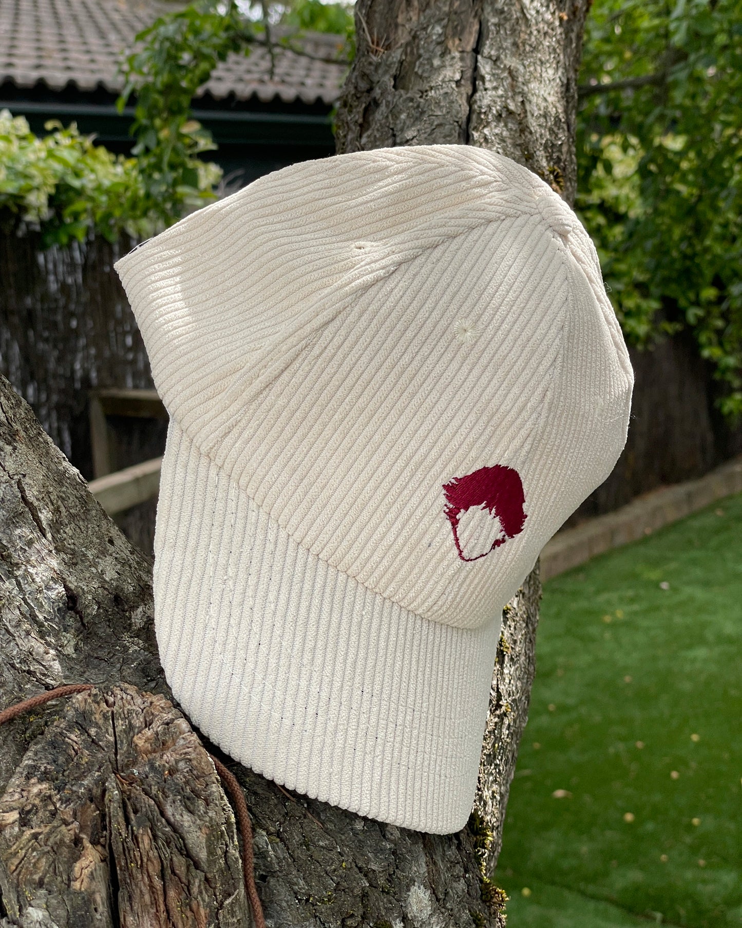 Gorra Corduroy Cap Beige de Refog con logo bordado en exterior