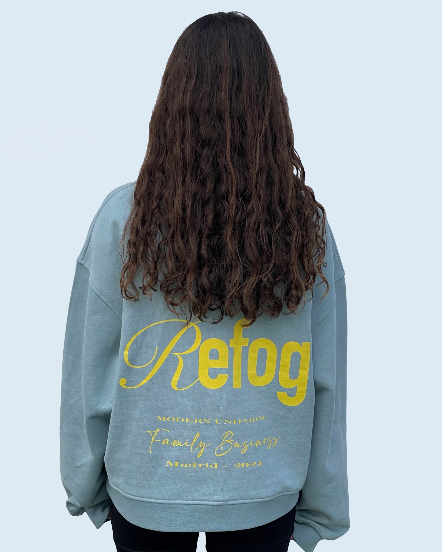 Vista trasera femenina de la sudadera Core Crewneck de Refog