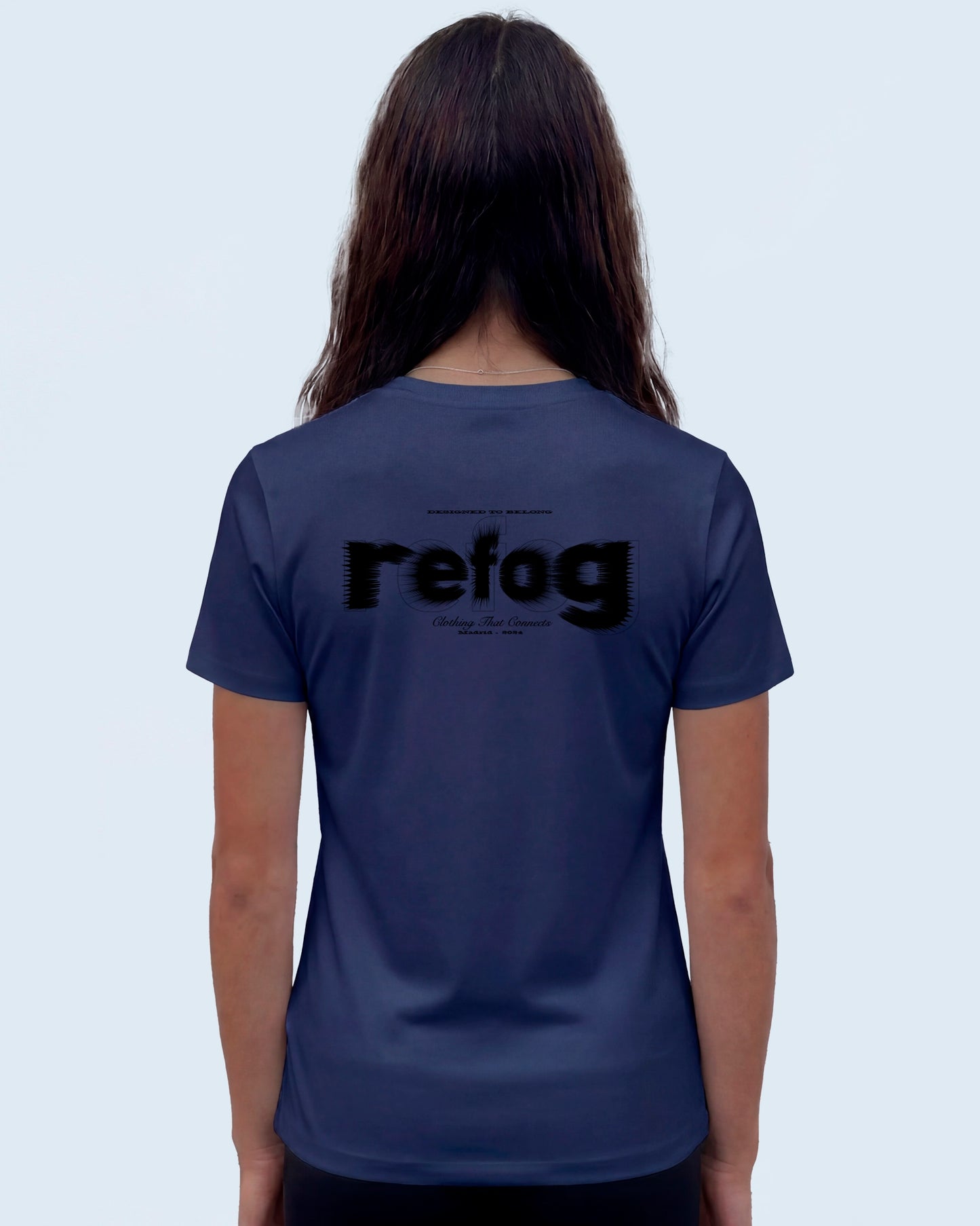 Vista trasera femenina de Cropped Logo Tee Navy con logo negro de Refog para mostrar fit, largo y caída.