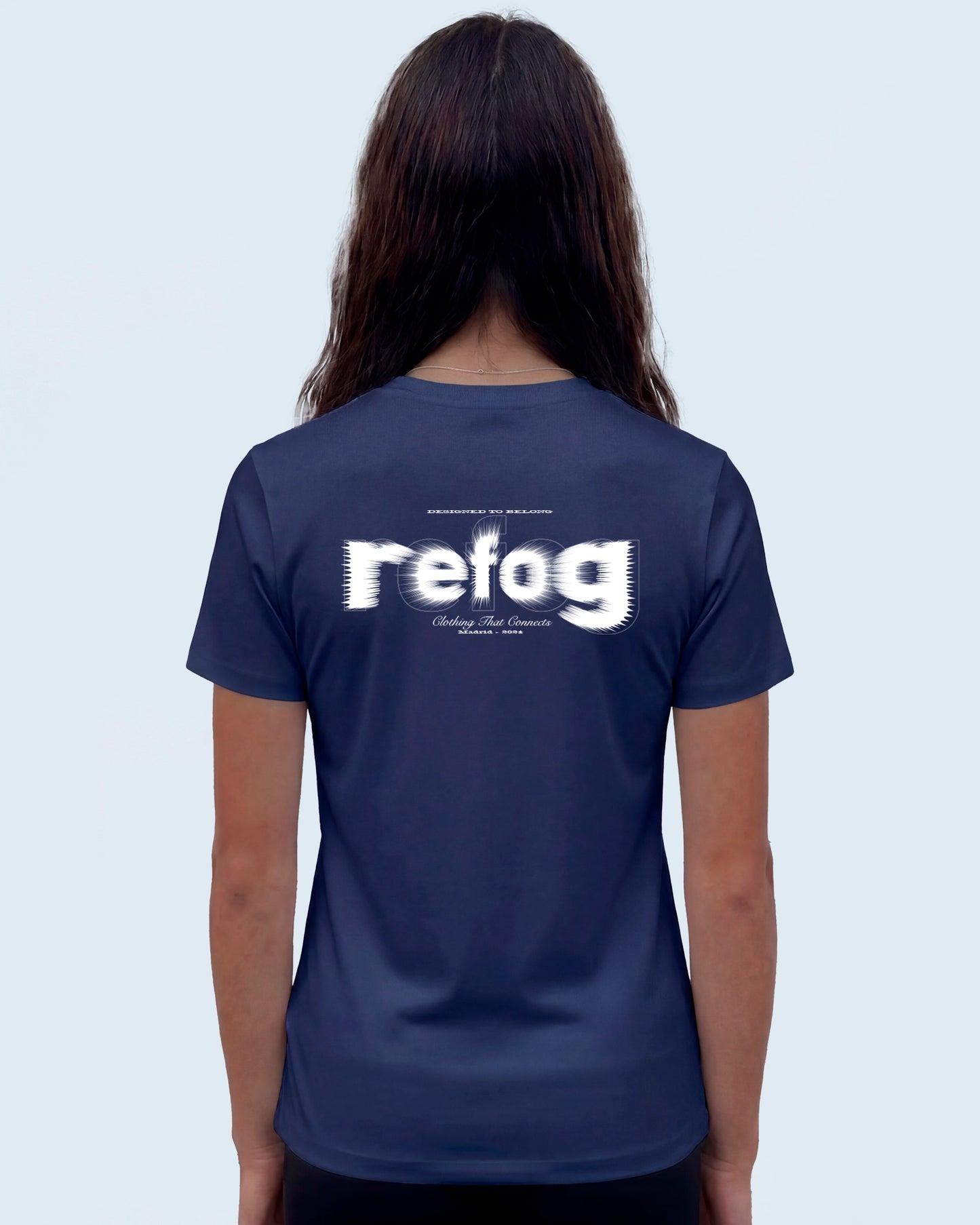 Vista trasera femenina de la camiseta Cropped Logo Tee Navy de Refog