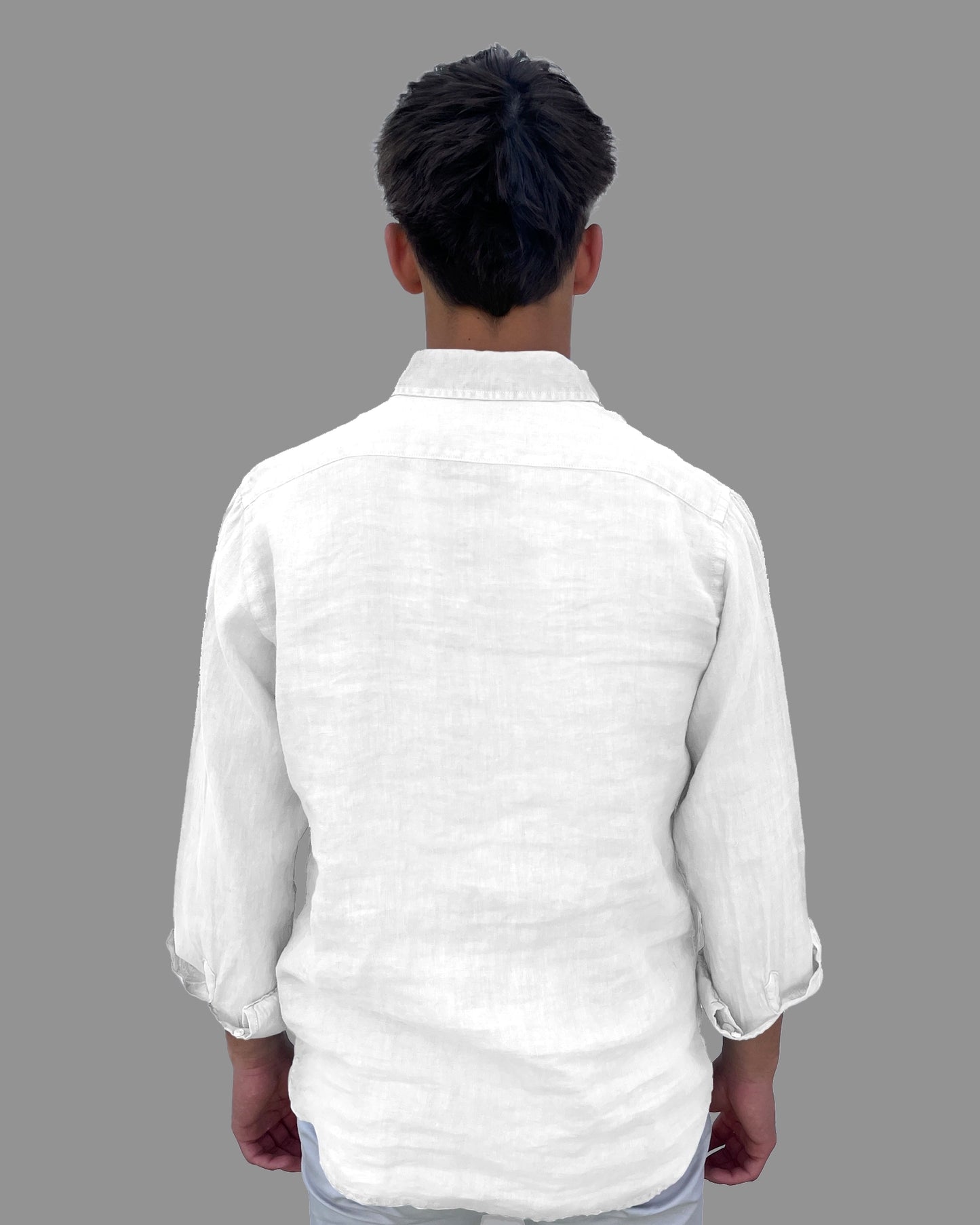 Modelo con camisa de lino blanca Linen Shirt White de Refog, vista trasera.
