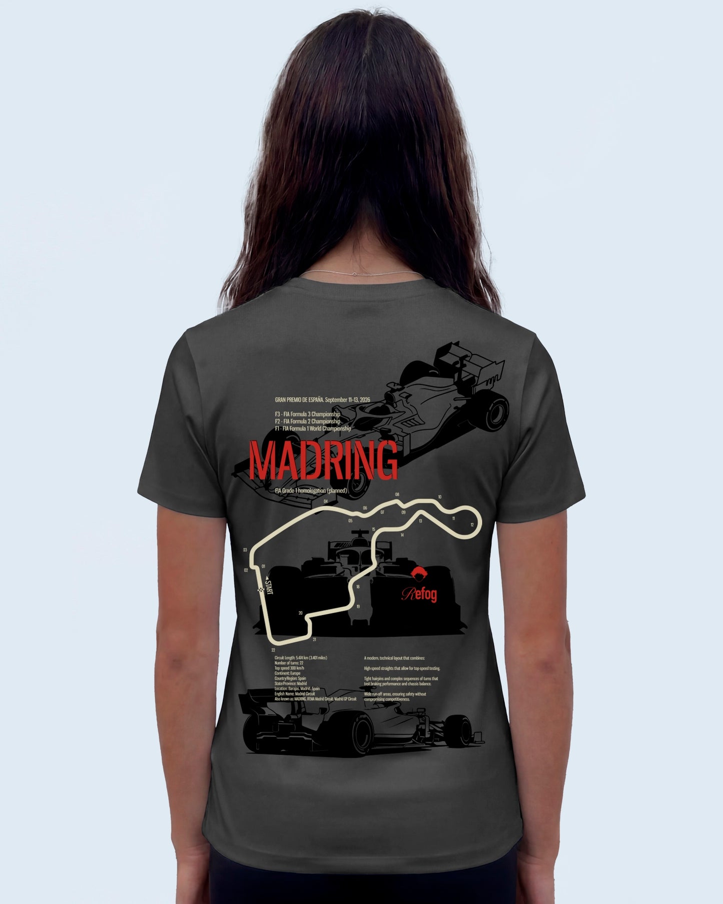 Madring Tee Black de Refog en look trasero femenino para mostrar gráfico de espalda, fit y largo