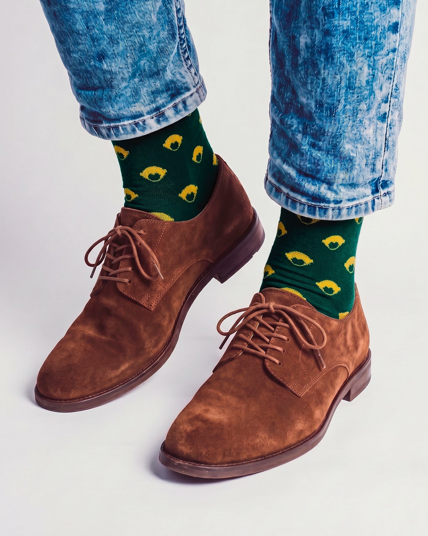 Calcetines Pattern Socks Green de Refog combinados con vaqueros y zapatos marrones
