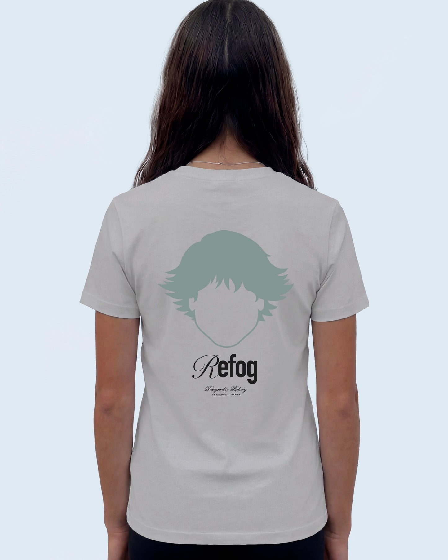 Vista trasera femenina de la camiseta Regular Logo Tee Grey de Refog