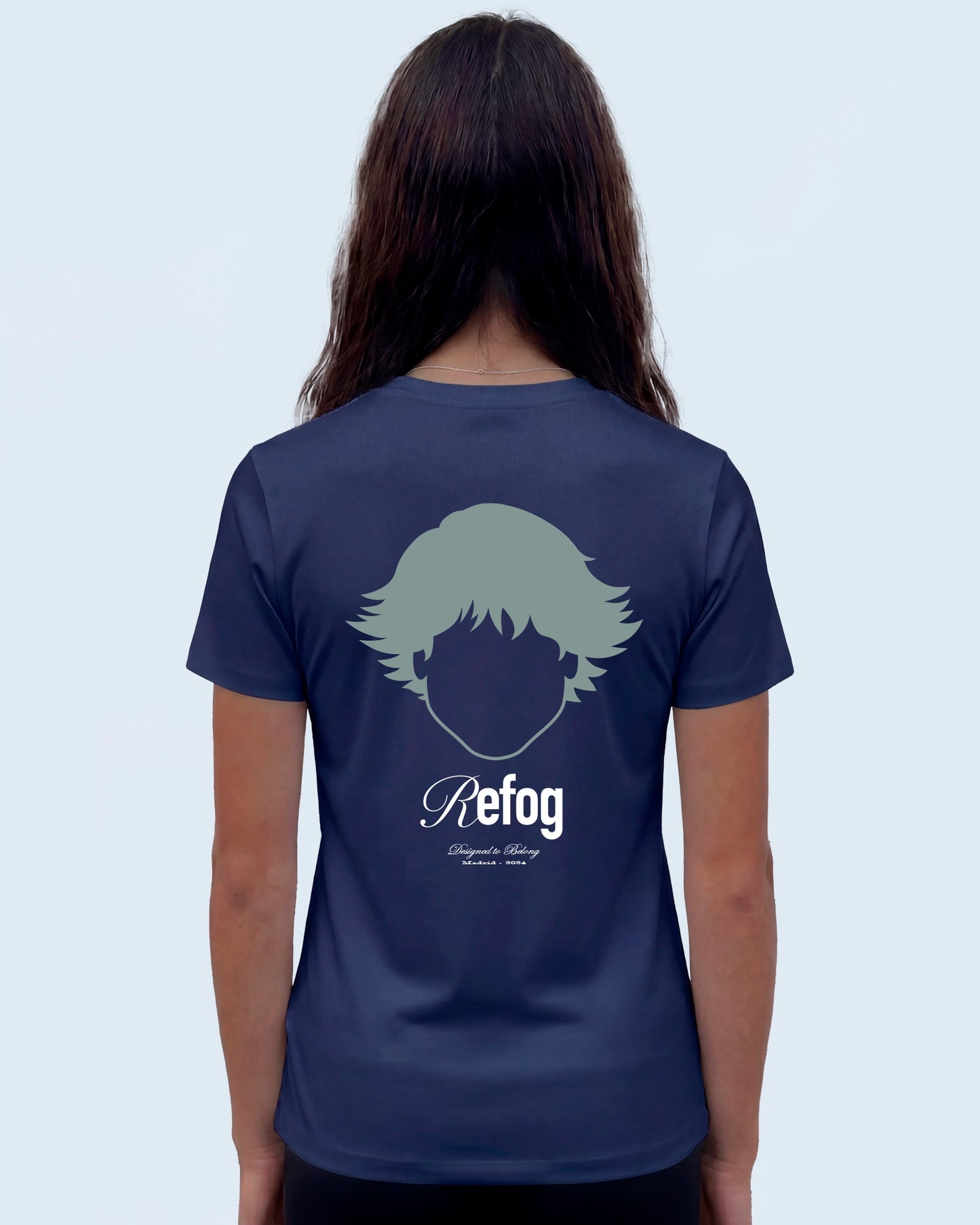 Vista trasera femenina de la camiseta Regular Logo Tee Navy de Refog