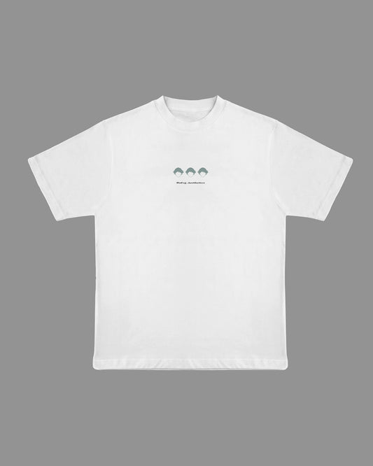 Regular Logo Tee Off White de Refog, vista frontal sobre fondo neutro.