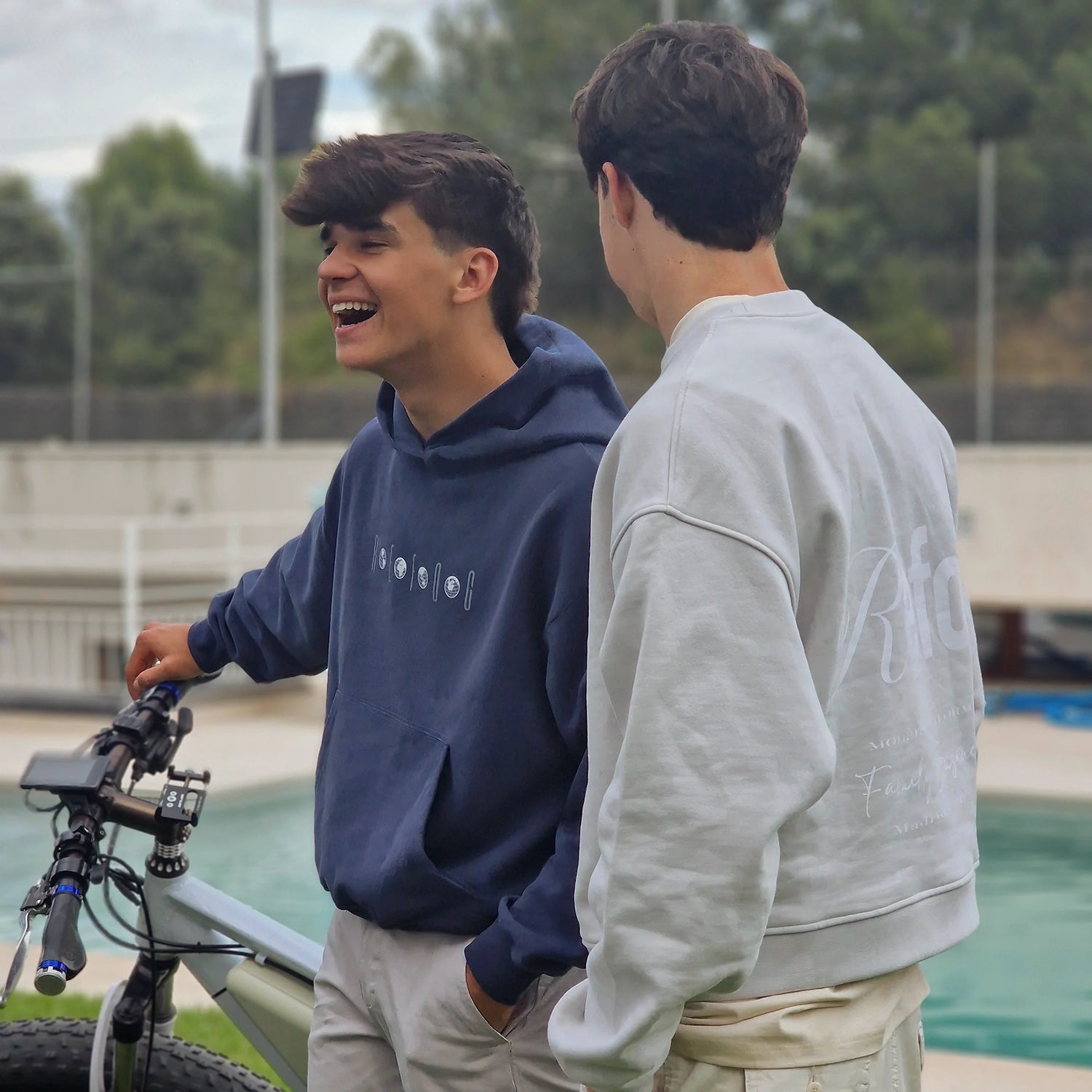 Sudaderas Refog en look editorial urbano