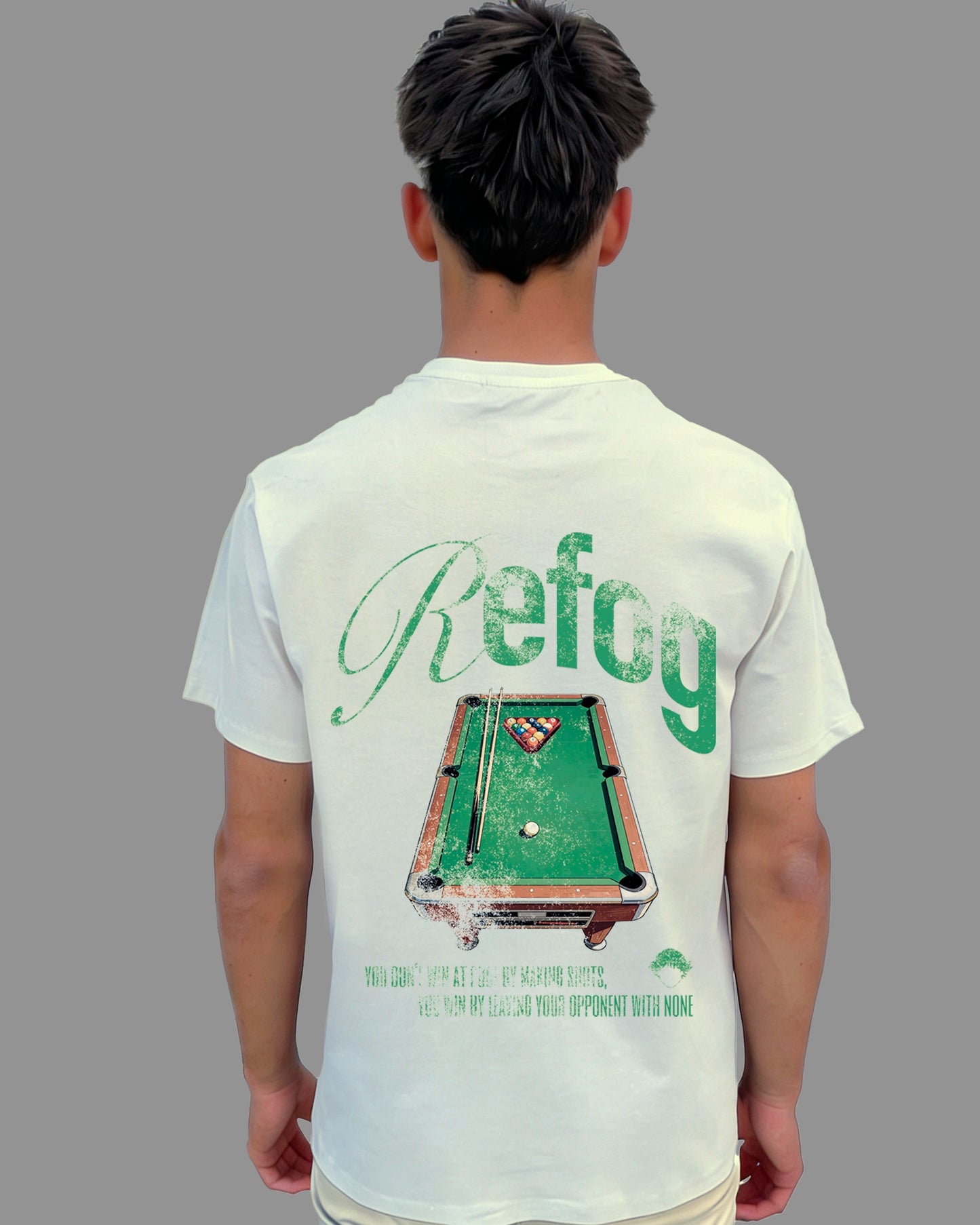 Pool Tee White de Refog en look trasero masculino para mostrar gráfico de billar en la espalda, fit y largo