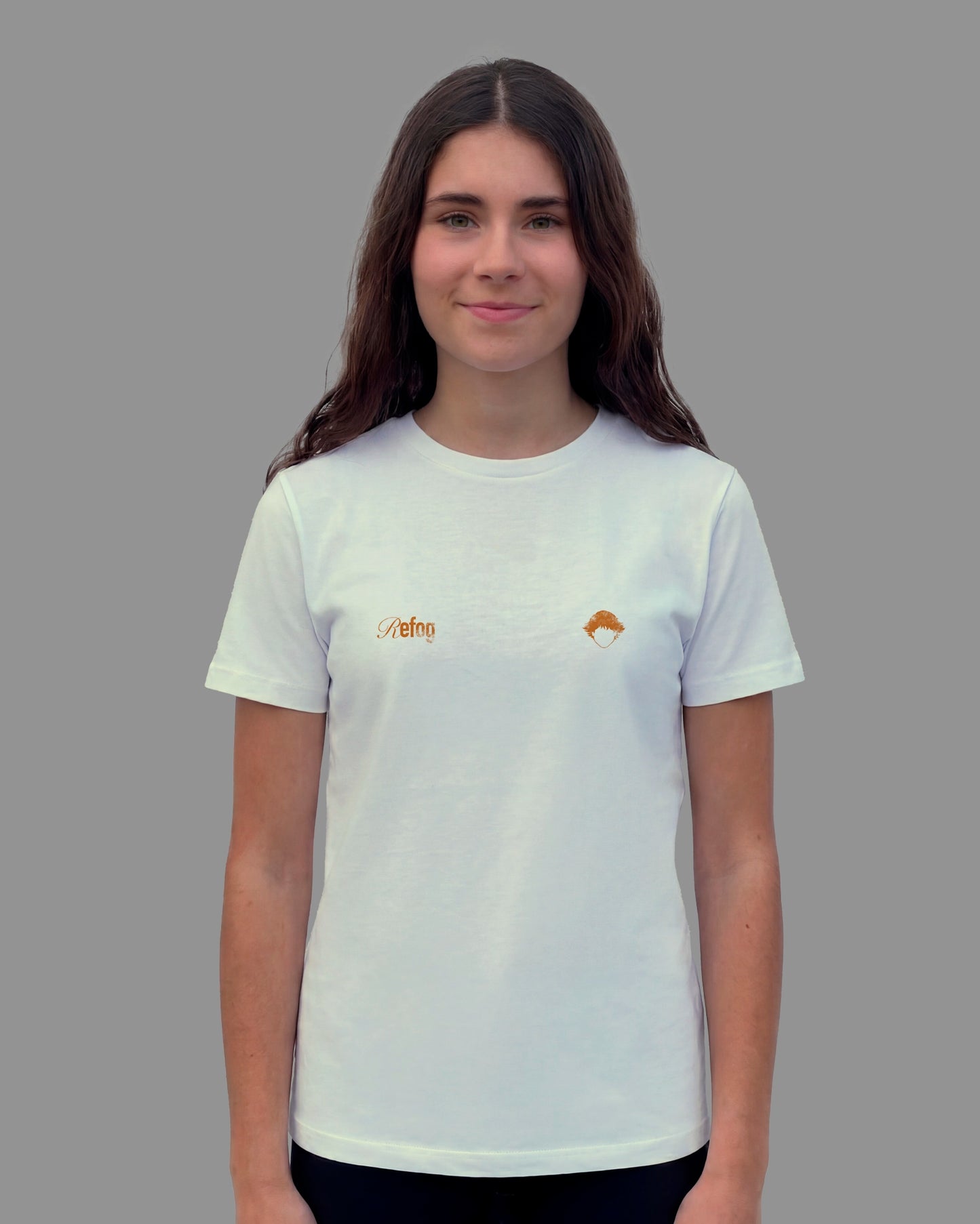 Surf Tee White de Refog en look frontal femenino para mostrar fit, gráfico delantero y caída