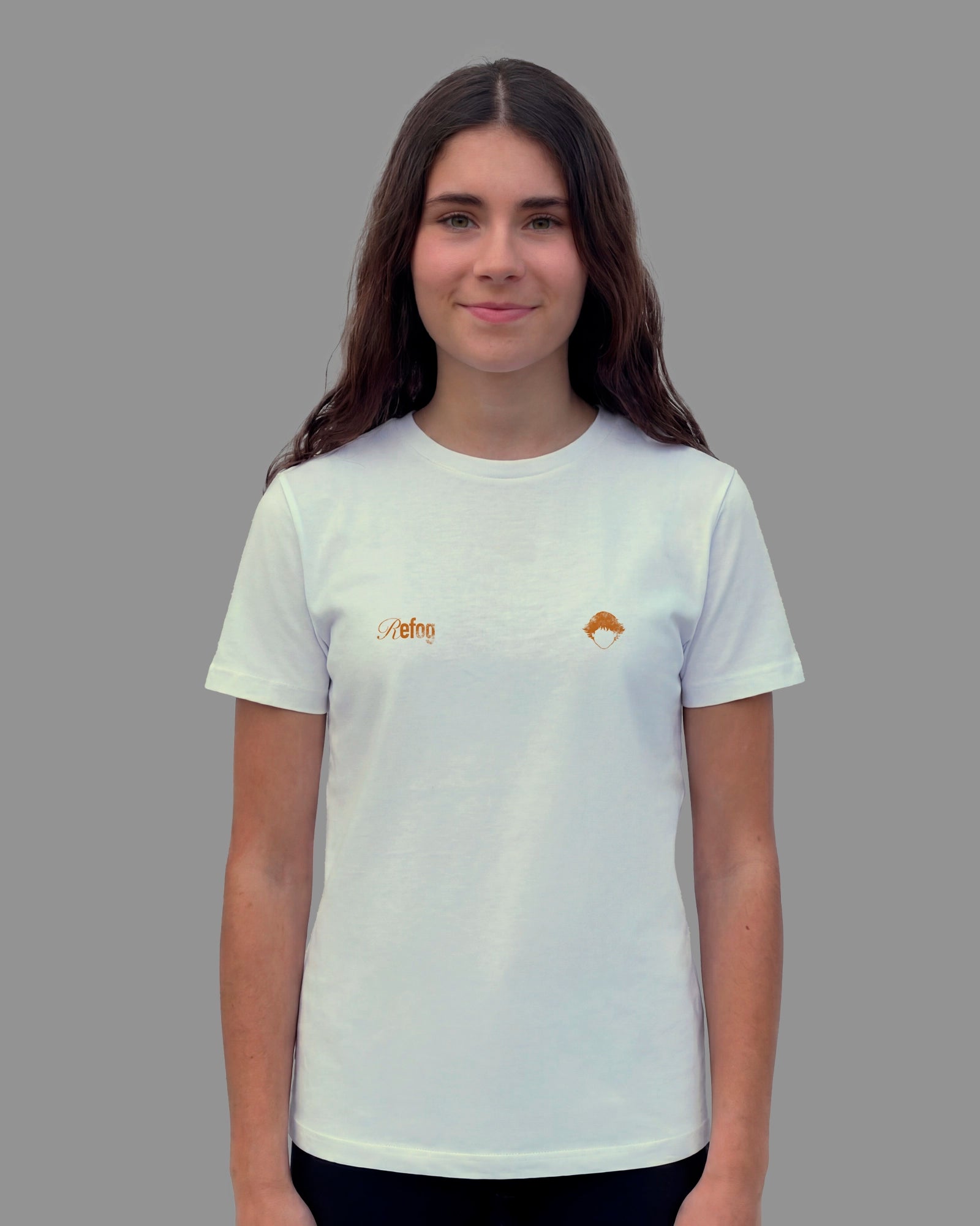 Surf Tee White de Refog en look frontal femenino para mostrar fit, gráfico delantero y caída