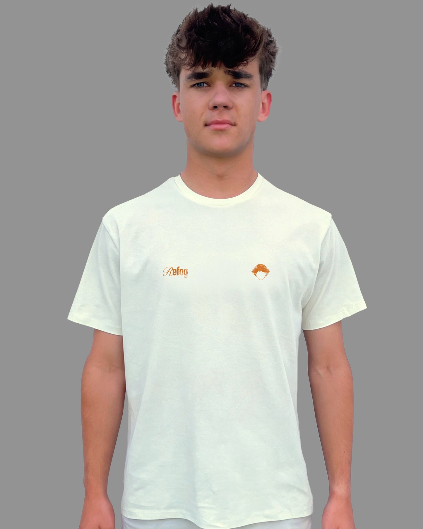 Surf Tee White de Refog en look frontal masculino para mostrar fit, gráfico delantero y caída