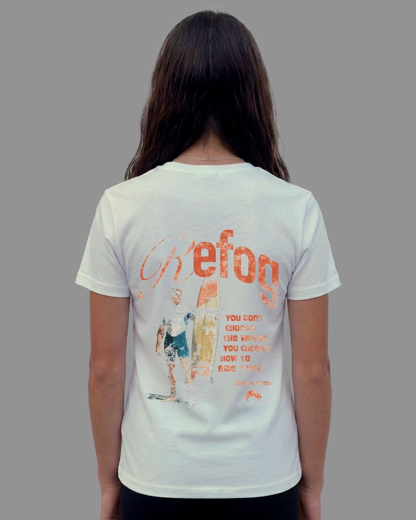 Surf Tee White de Refog en look trasero femenino para mostrar gráfico de surf en la espalda, fit y largo