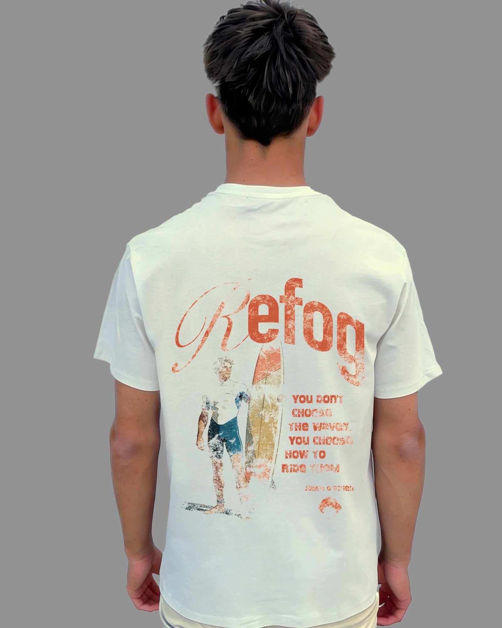 Surf Tee White de Refog en look trasero masculino para mostrar gráfico de surf en la espalda, fit y largo