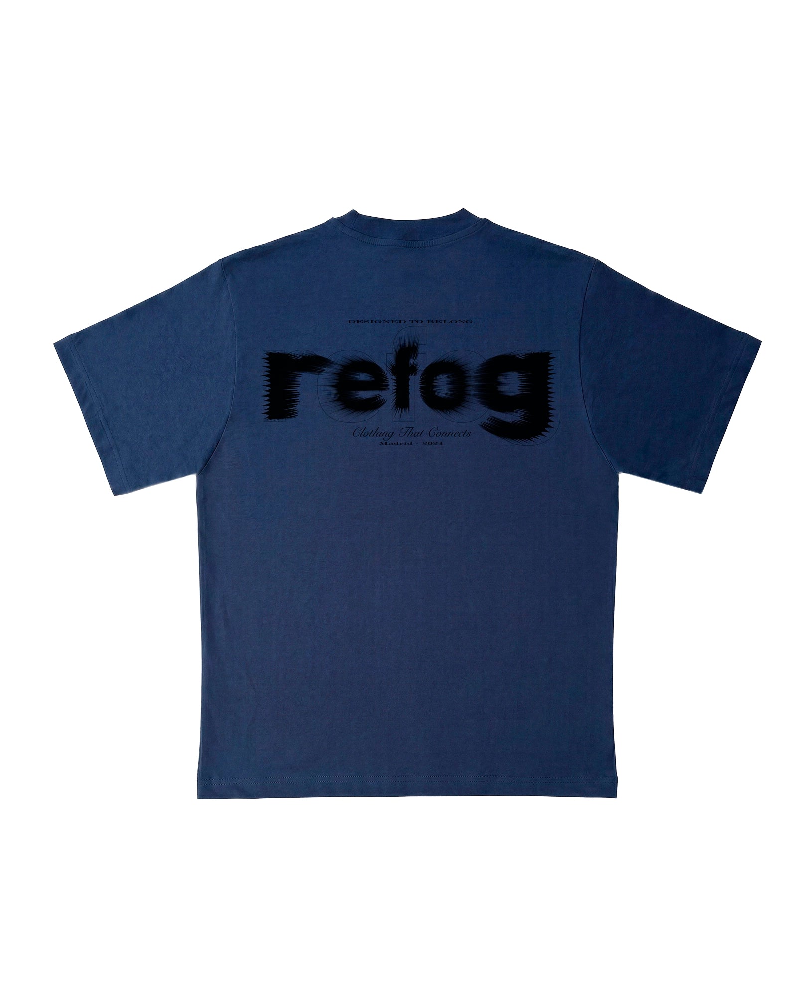 Vista trasera de Cropped Logo Tee Navy con logo negro de Refog para mostrar fit, largo y caída.