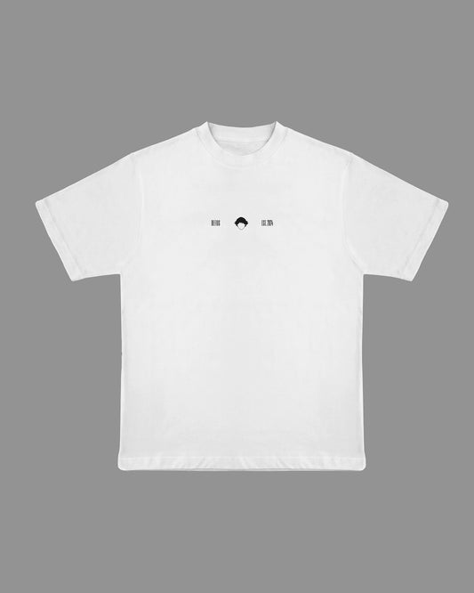 Cropped Logo Tee Off White de Refog en look completo frontal para mostrar fit, volumen y caída.