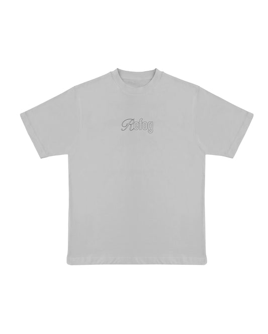 Failure Tee Grey de Refog en look completo frontal para mostrar fit, volumen y caída.