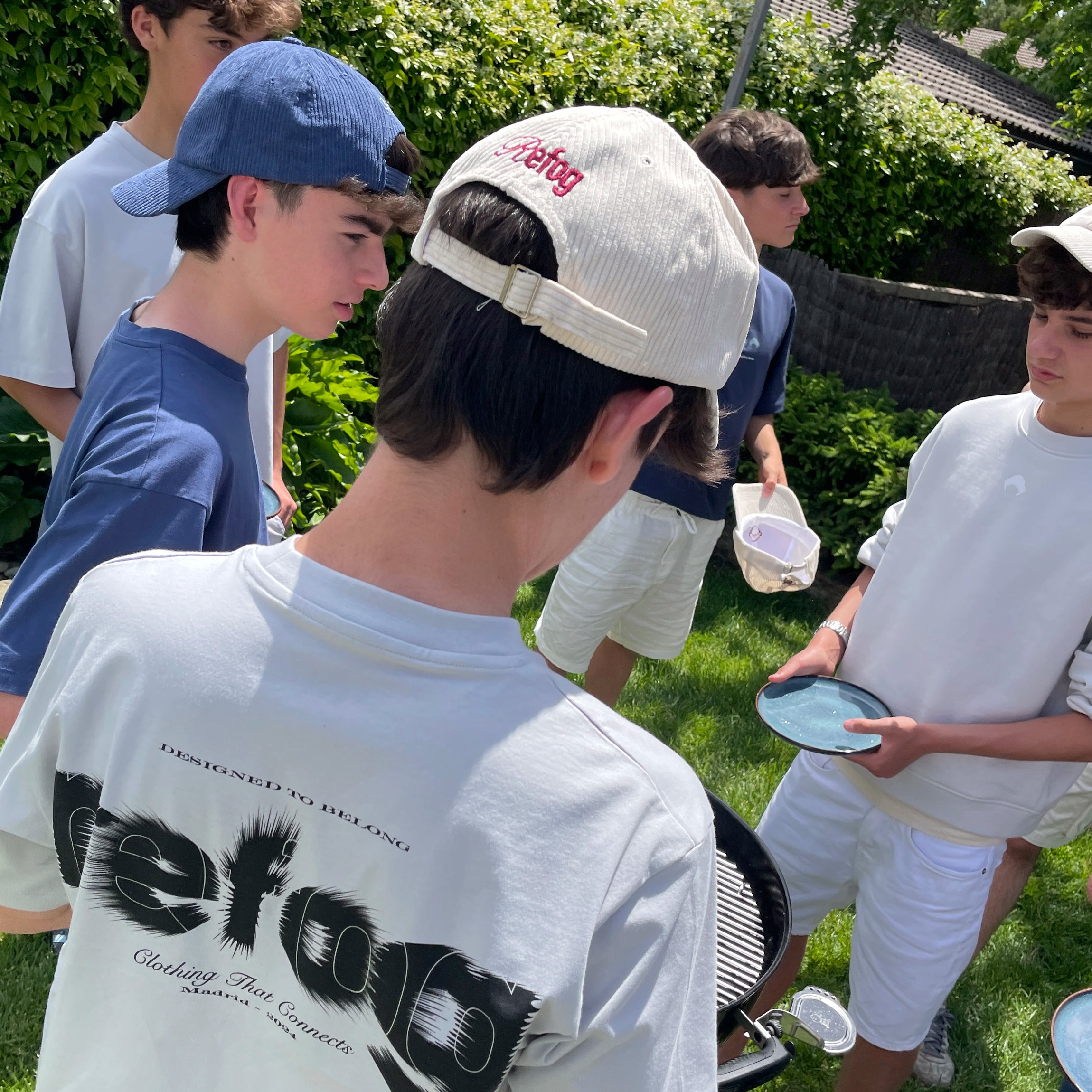 Gorras Refog en look editorial urbano
