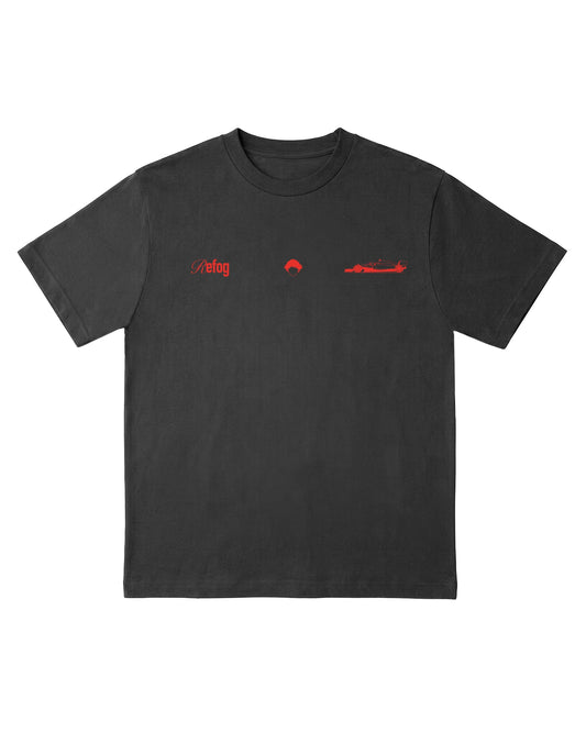 Camiseta Madring negra de Refog vista frontal con estampado rojo en el pecho
