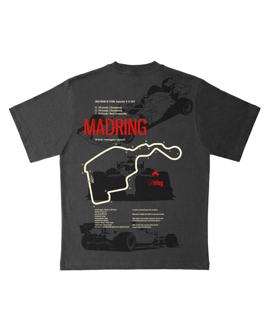 Camiseta Madring negra de Refog vista trasera con gráfico de circuito y monoplaza inspirado en automovilismo