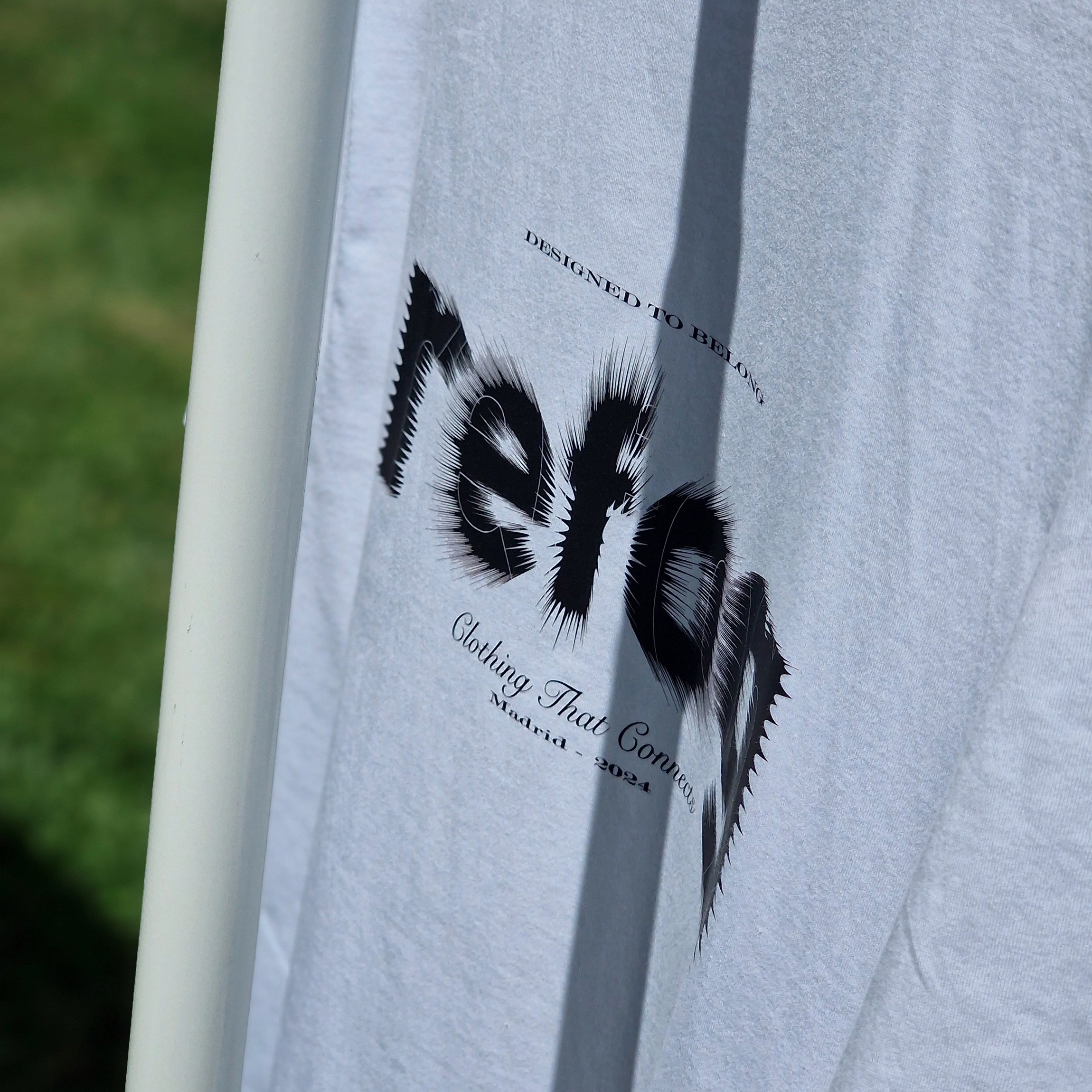 Detalle de diseño en camiseta Refog de algodón orgánico