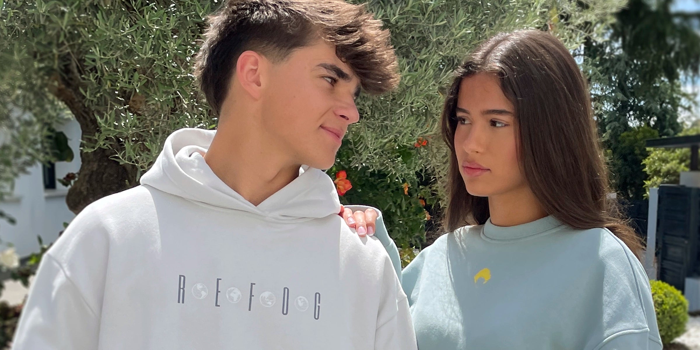 Grupo de personas vistiendo Refog en una escena lifestyle urbana