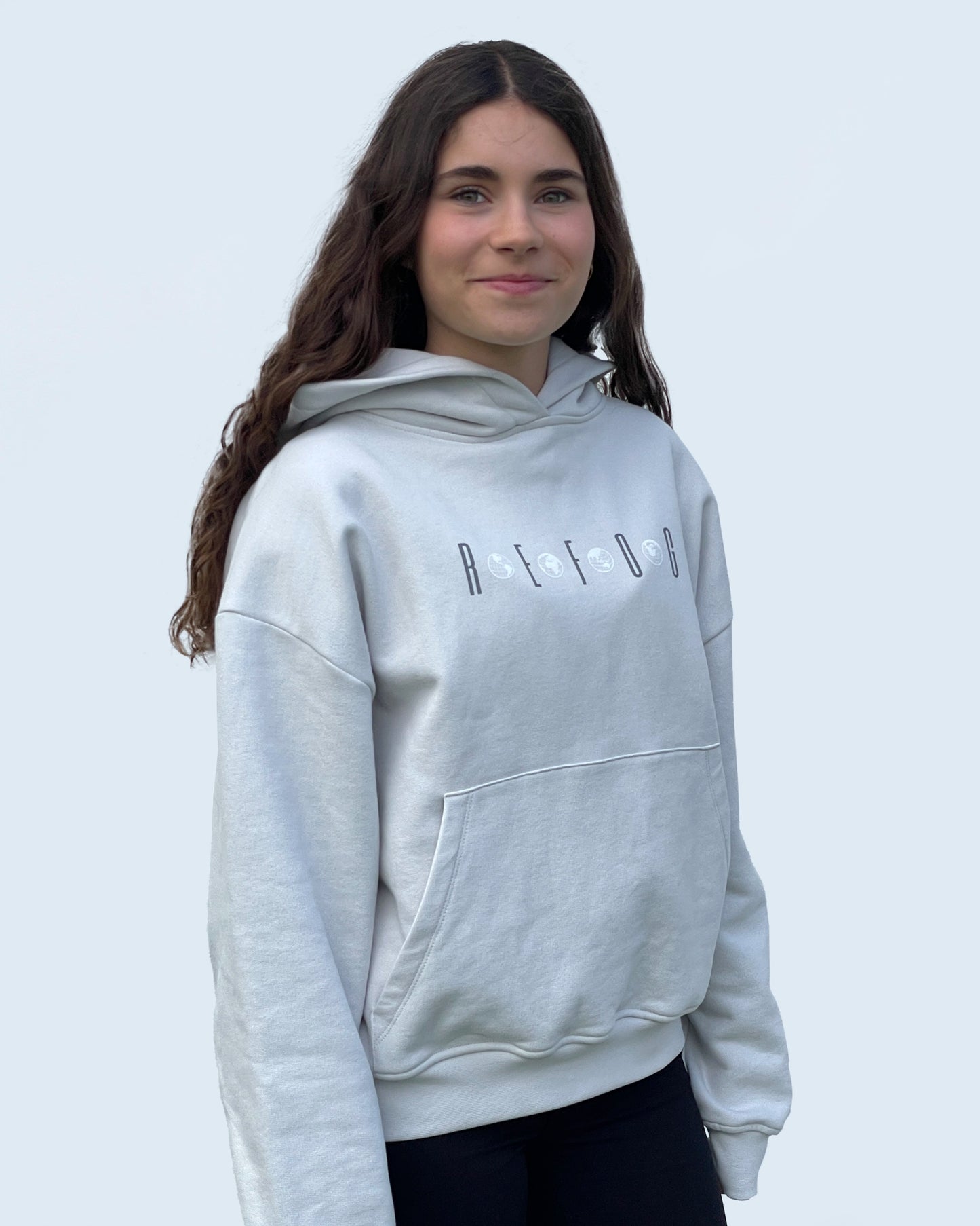 Sudadera Connection Hoodie Grey de Refog en look frontal femenino
