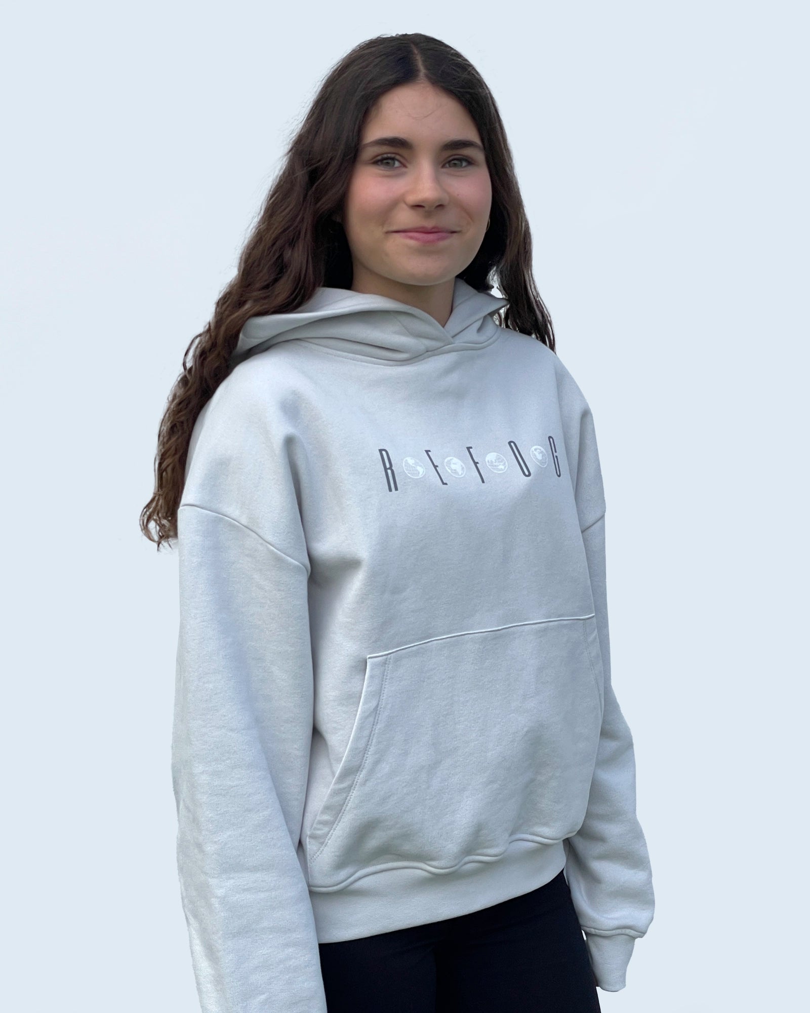 Sudadera Connection Hoodie Grey de Refog en look frontal femenino