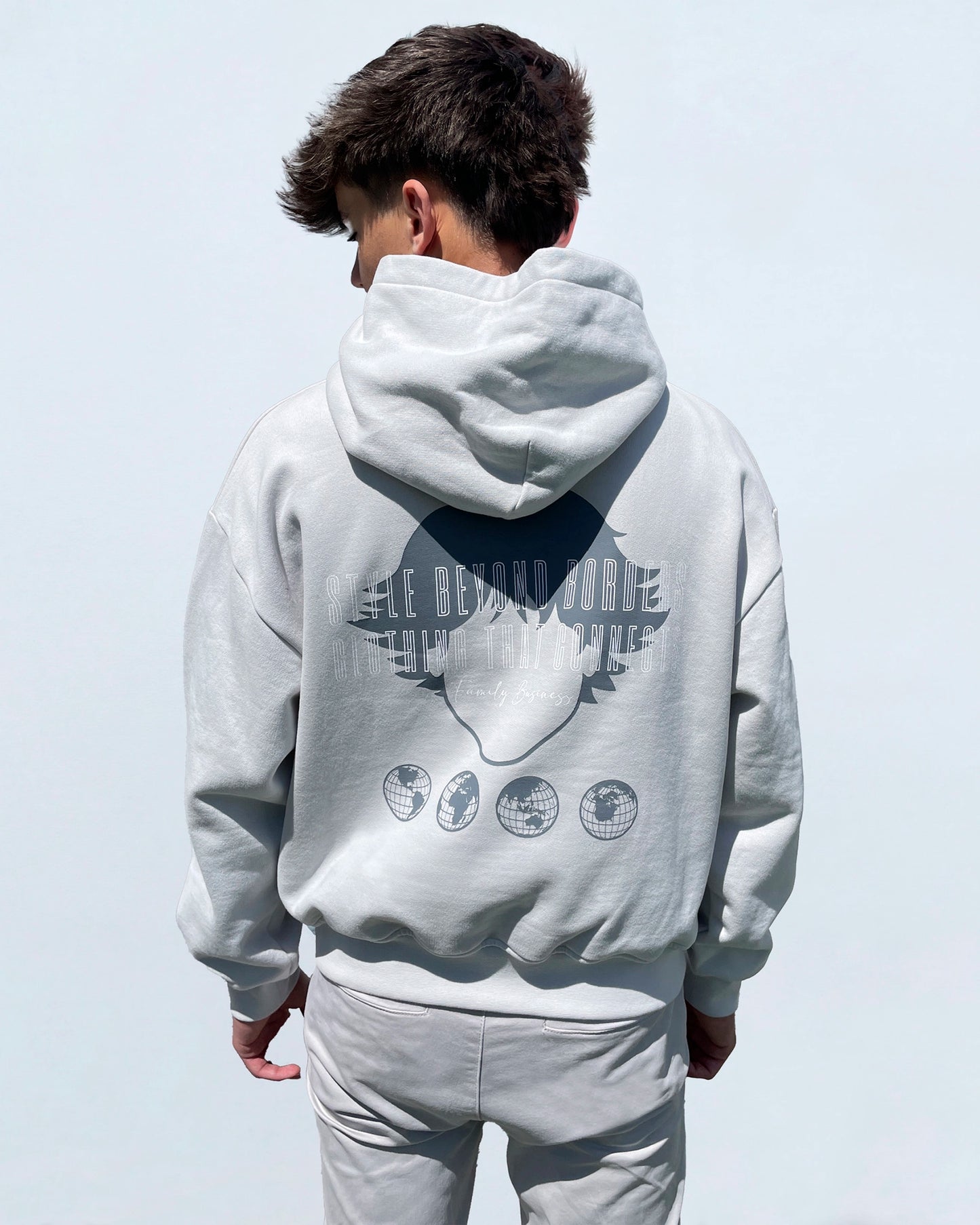 Vista trasera masculina de la sudadera Connection Hoodie Grey de Refog