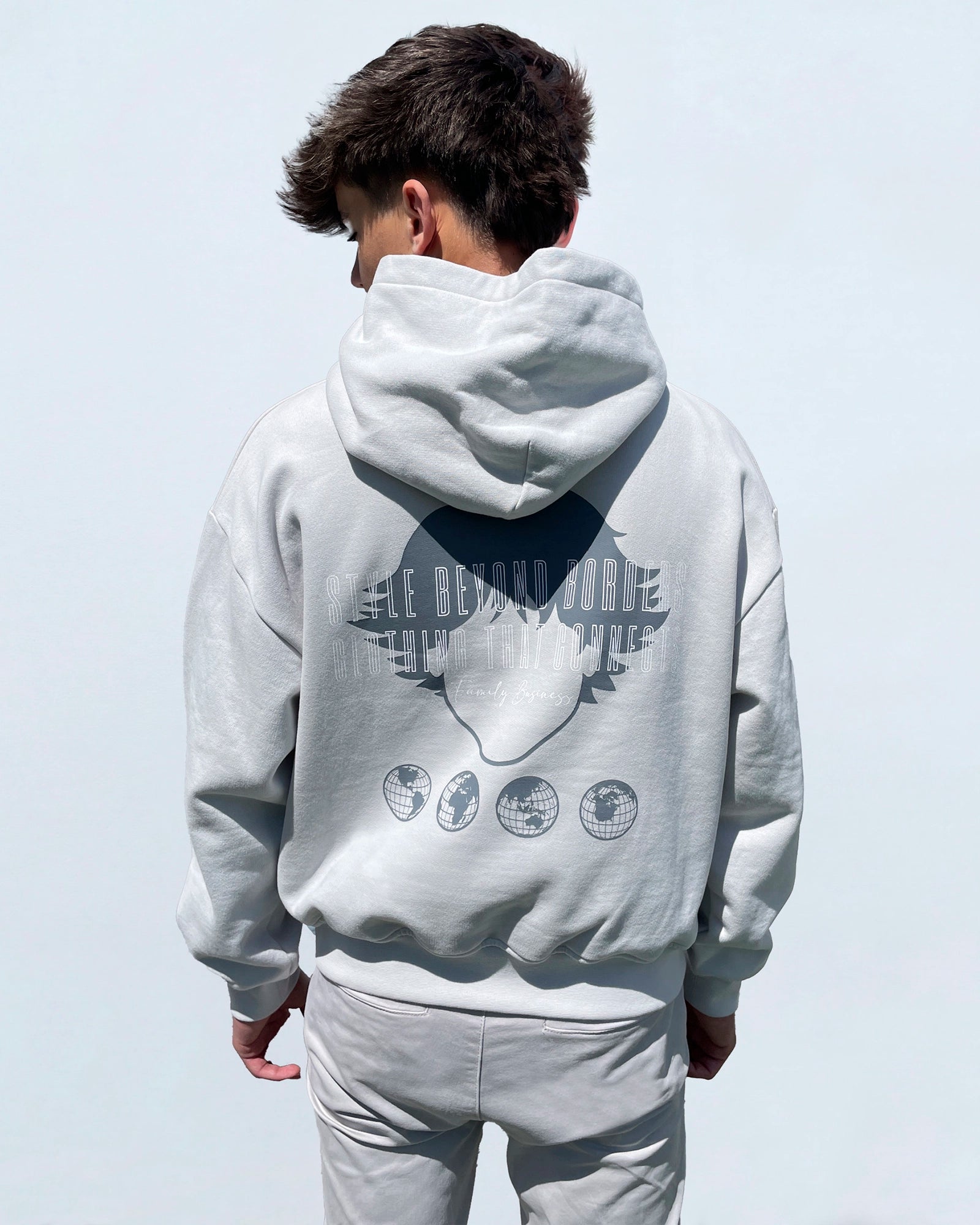 Vista trasera masculina de la sudadera Connection Hoodie Grey de Refog