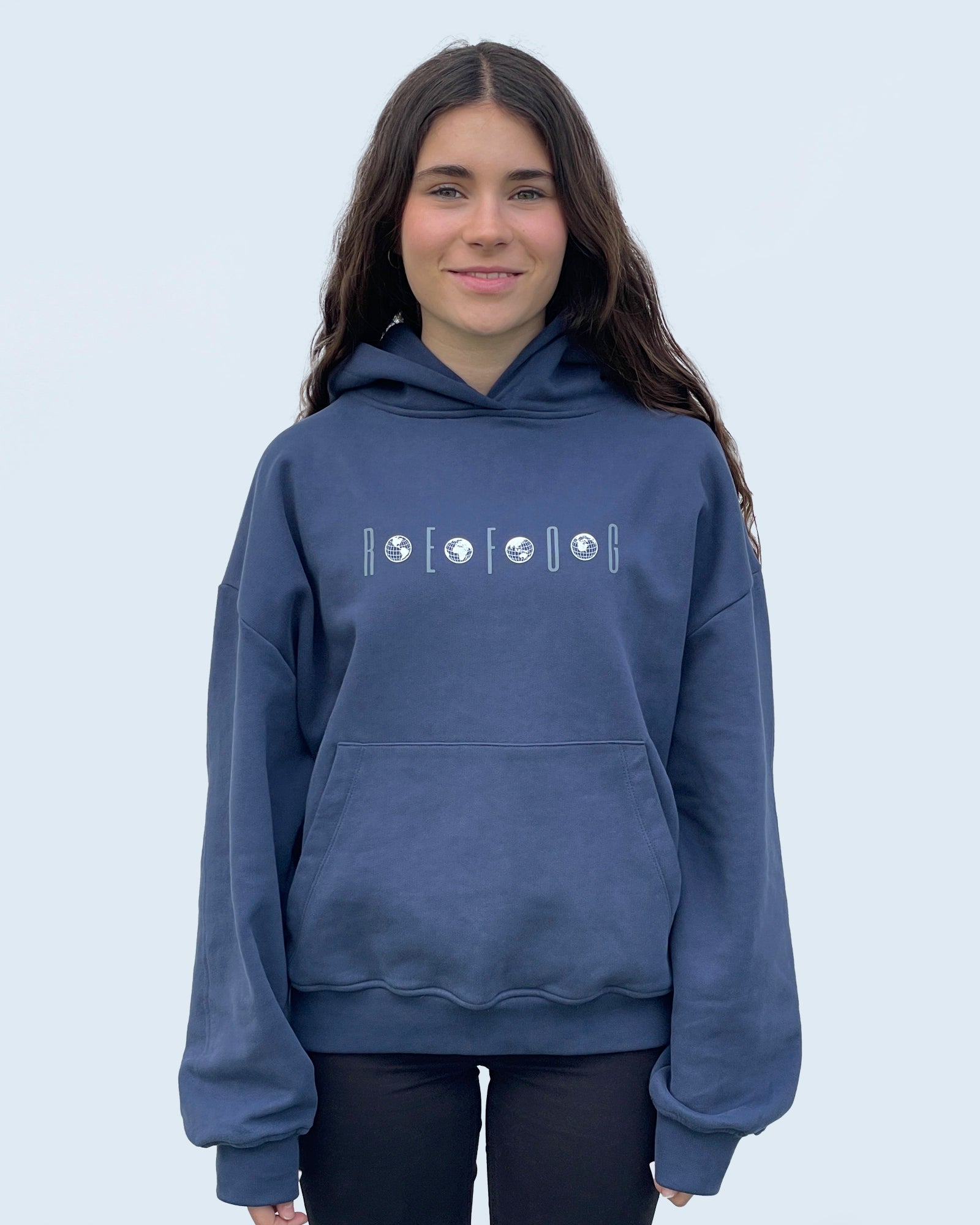 Sudadera Connection Hoodie Navy de Refog en look frontal femenino