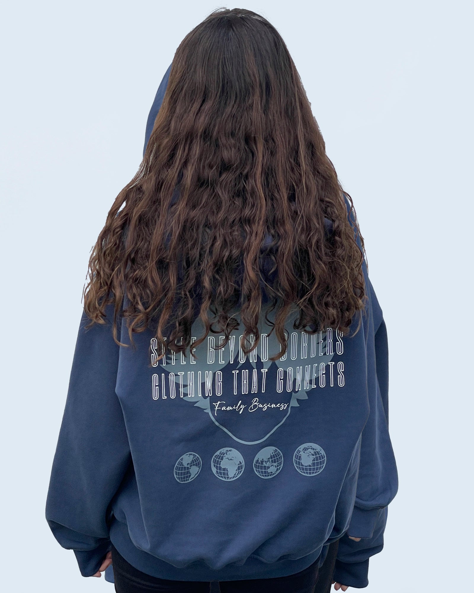 Vista trasera femeninade la sudadera Connection Hoodie Navy de Refog