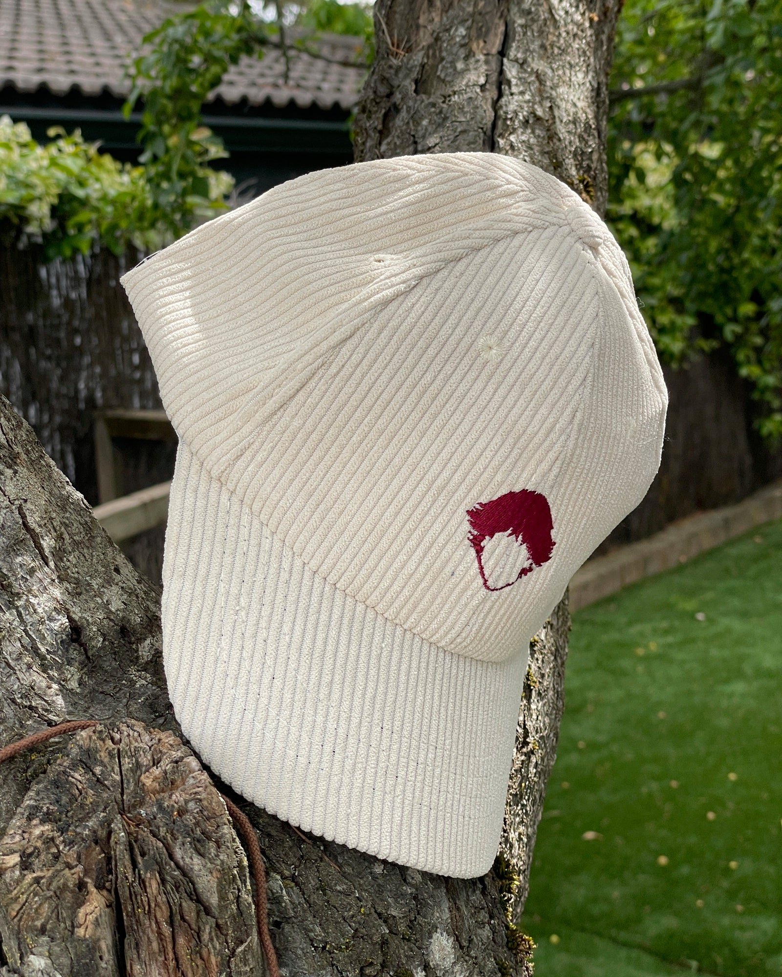 Gorra Corduroy Cap Beige de Refog con logo bordado en exterior