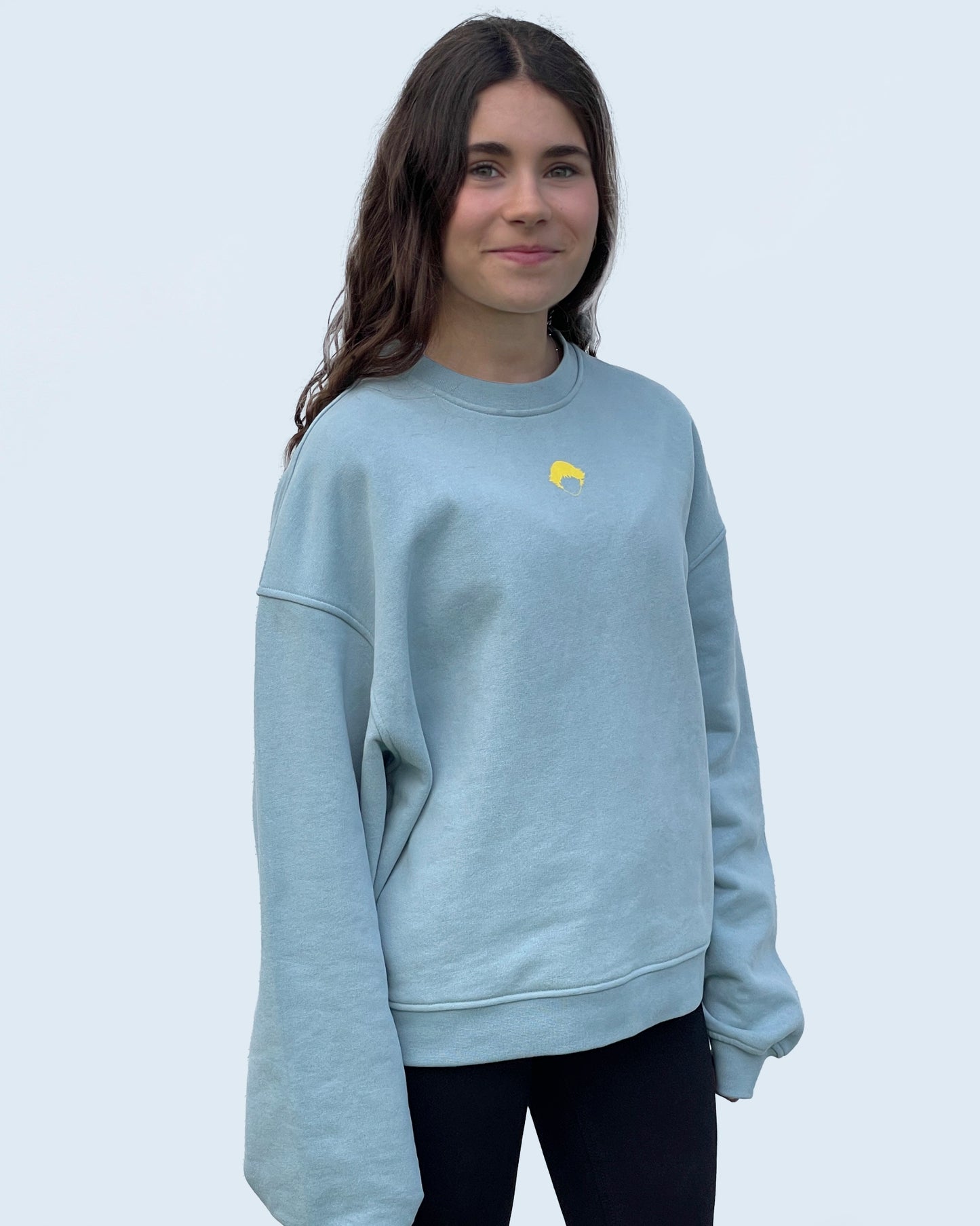 Sudadera Core Crewneck Green de Refog en look frontal femenino