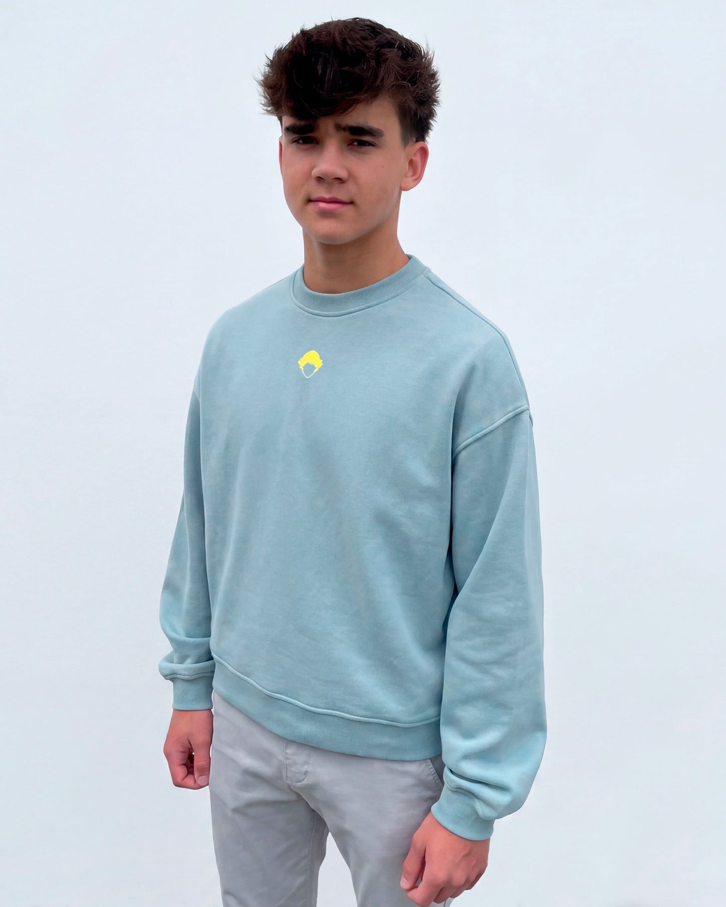 Sudadera Core Crewneck Green de Refog en look frontal masculino