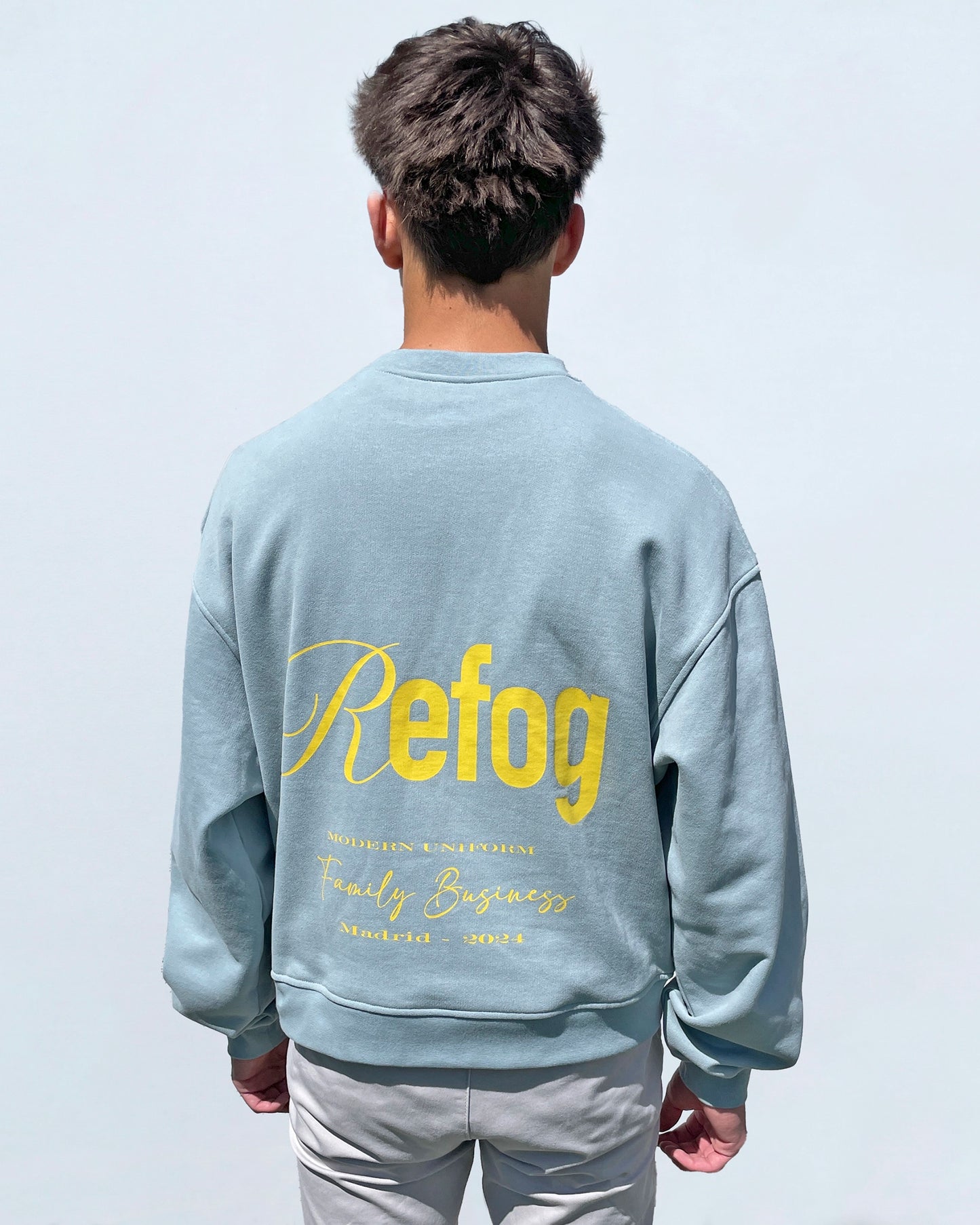 Vista trasera masculina de la sudadera Core Crewneck de Refog
