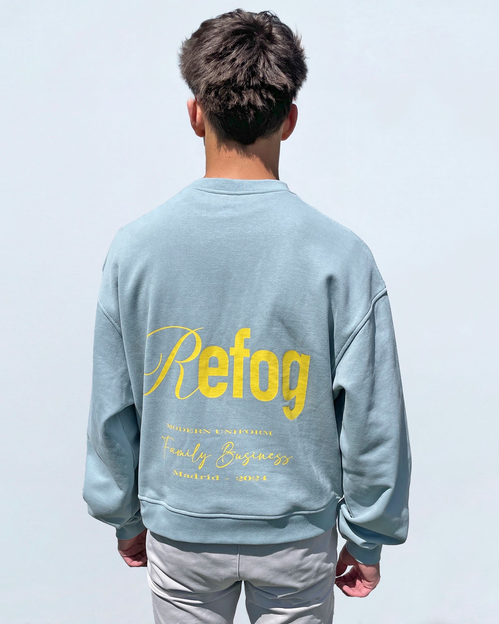 Vista trasera masculina de la sudadera Core Crewneck de Refog