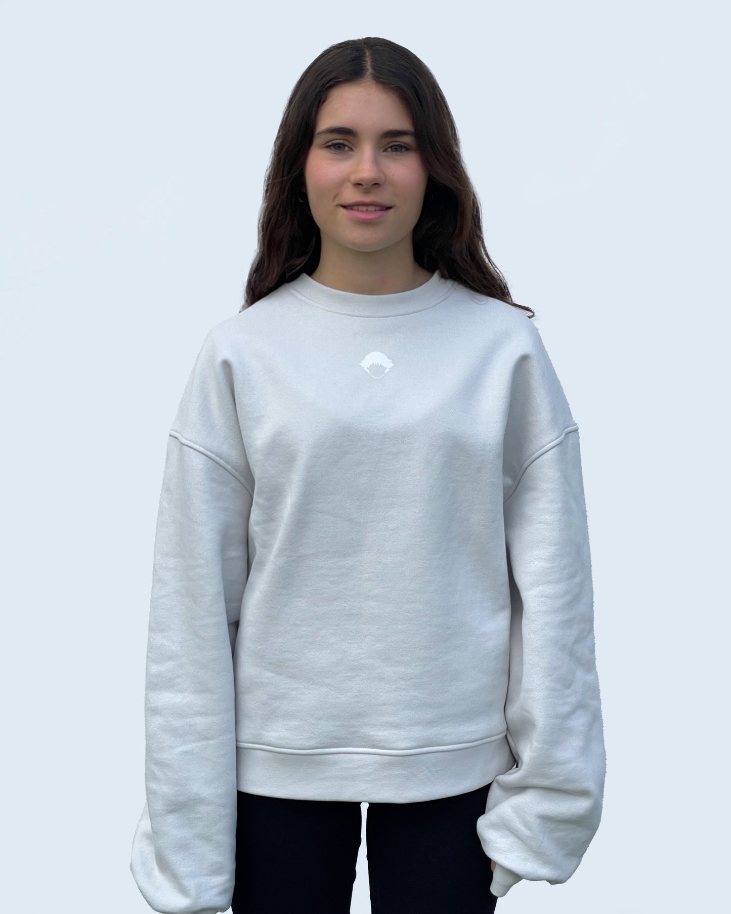 Sudadera Core Crewneck Grey de Refog en look frontal femenino