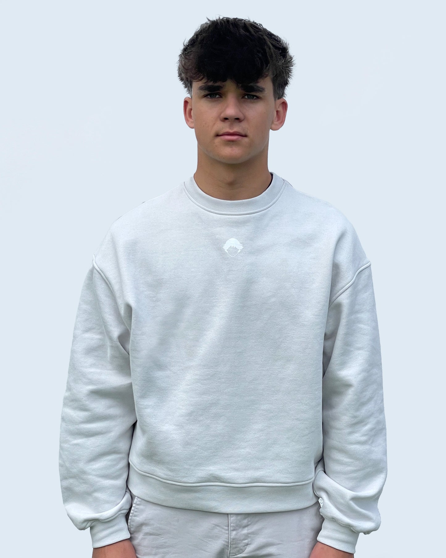 Sudadera Core Crewneck Grey de Refog en look frontal masculino