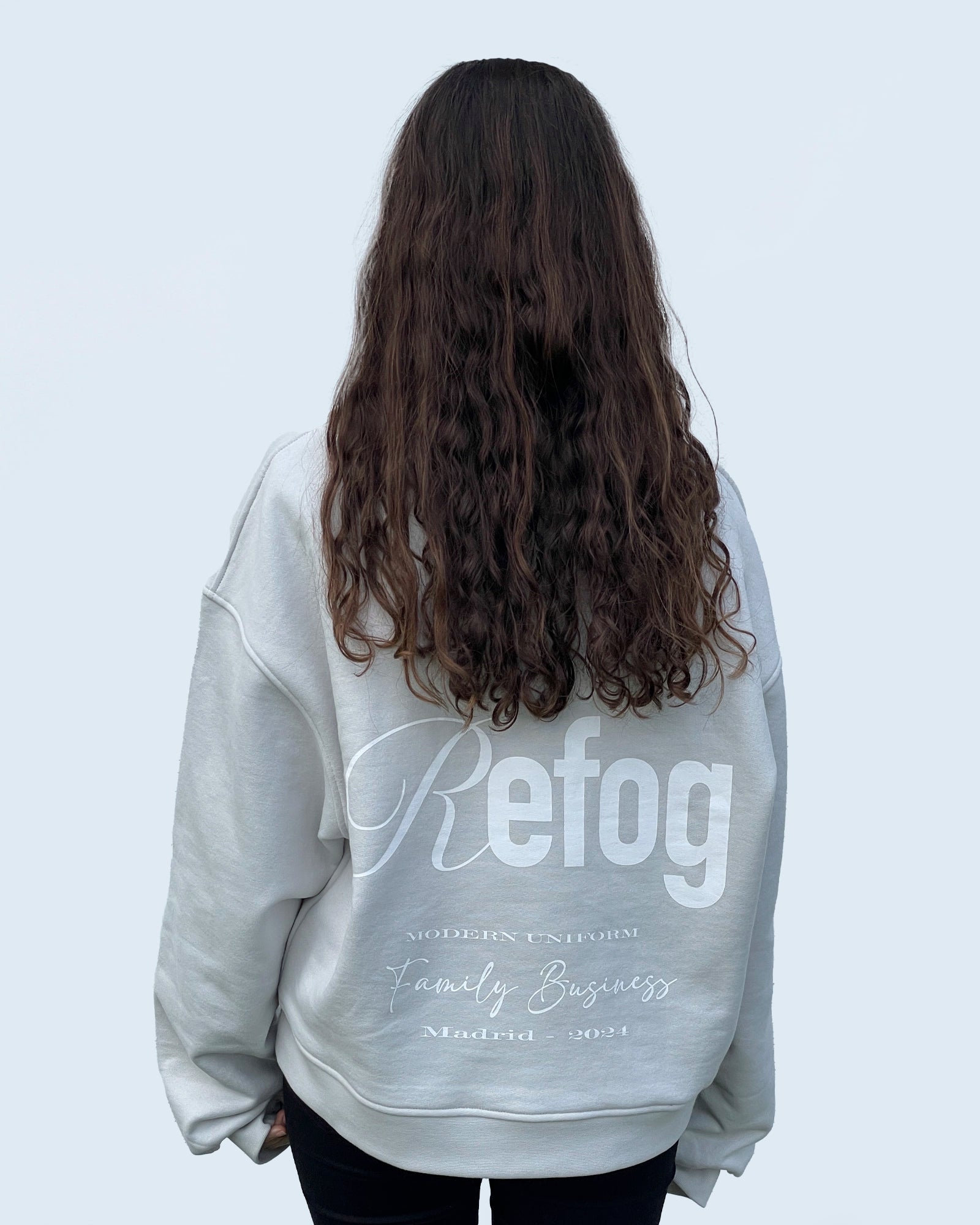 Vista trasera femenina de la sudadera Core Crewneck Grey de Refog