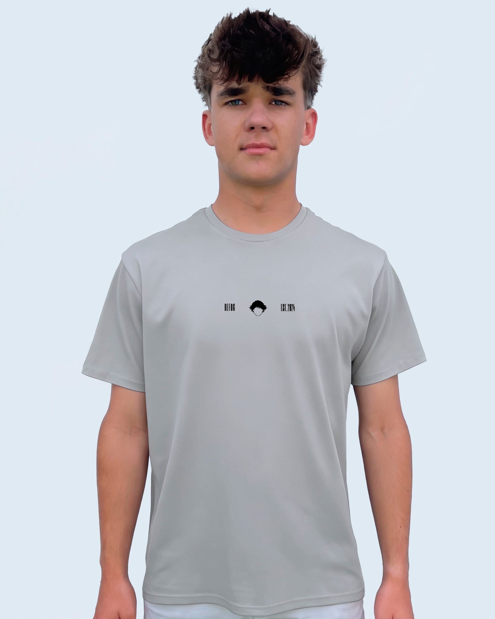 Camiseta Cropped Logo Tee Grey de Refog en look frontal masculino