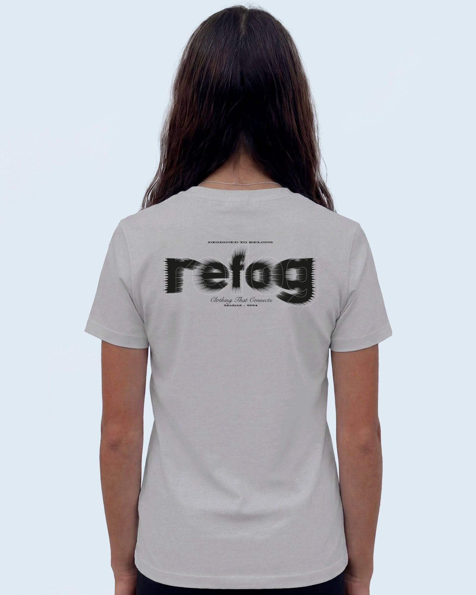 Vista trasera femenina de la camiseta Cropped Logo Tee Grey de Refog