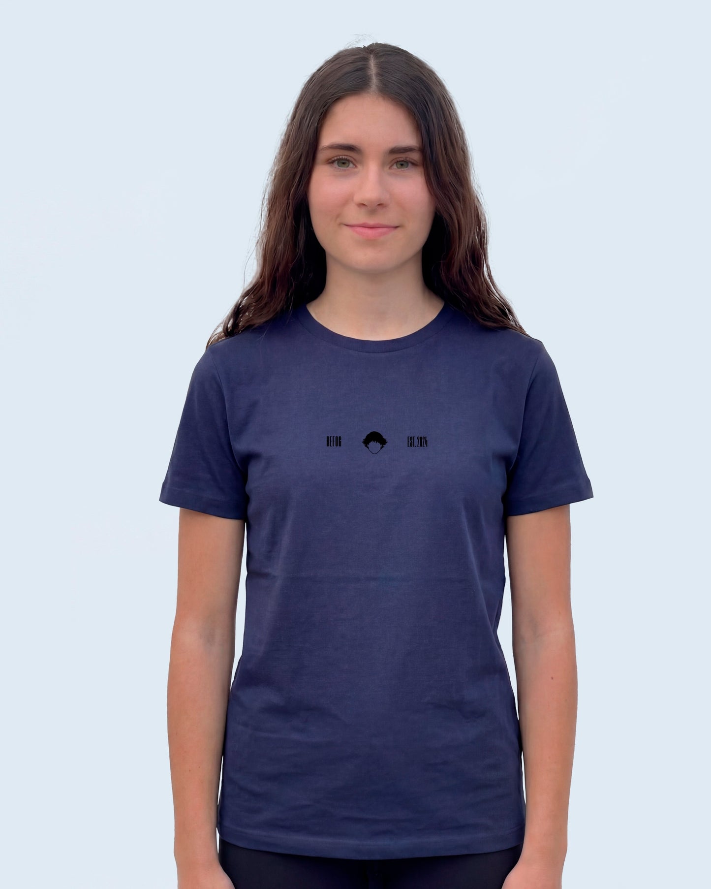 Cropped Logo Tee Navy con logo negro de Refog en look frontal femenino para mostrar fit, volumen y caída.