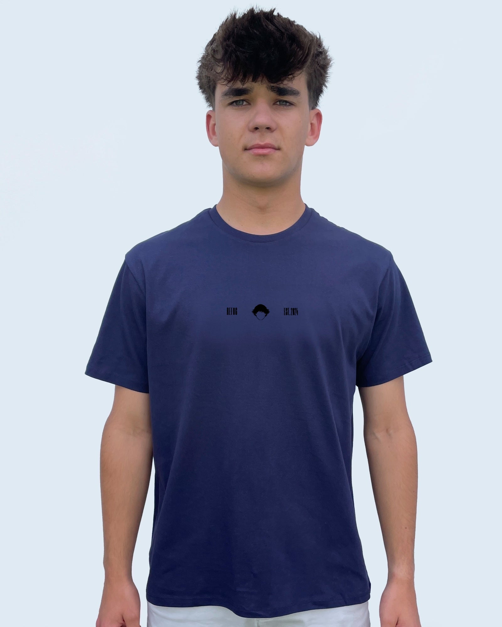 Camiseta Cropped Logo Tee Navy de Refog en look frontal masculino