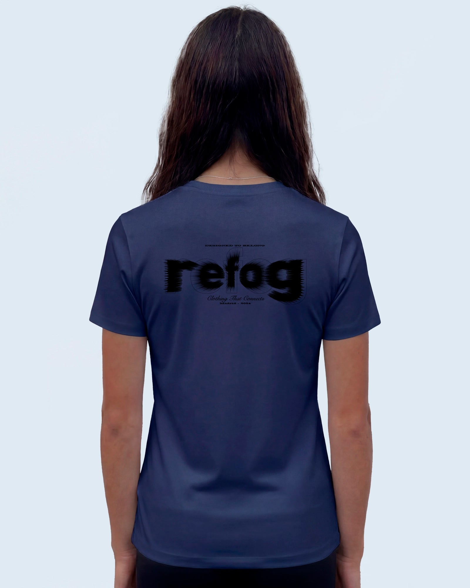 Vista trasera femenina de Cropped Logo Tee Navy con logo negro de Refog para mostrar fit, largo y caída.
