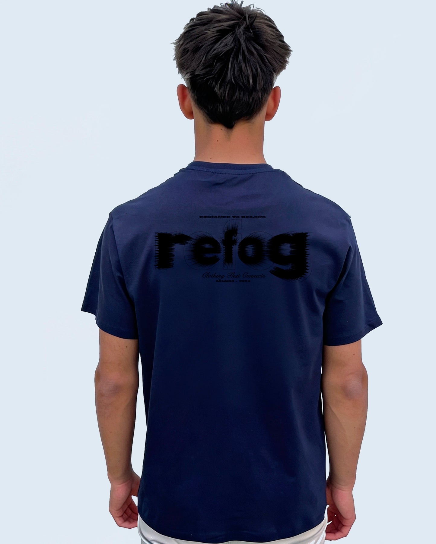 Vista trasera masculina de Cropped Logo Tee Navy con logo negro de Refog para mostrar fit, largo y caída.