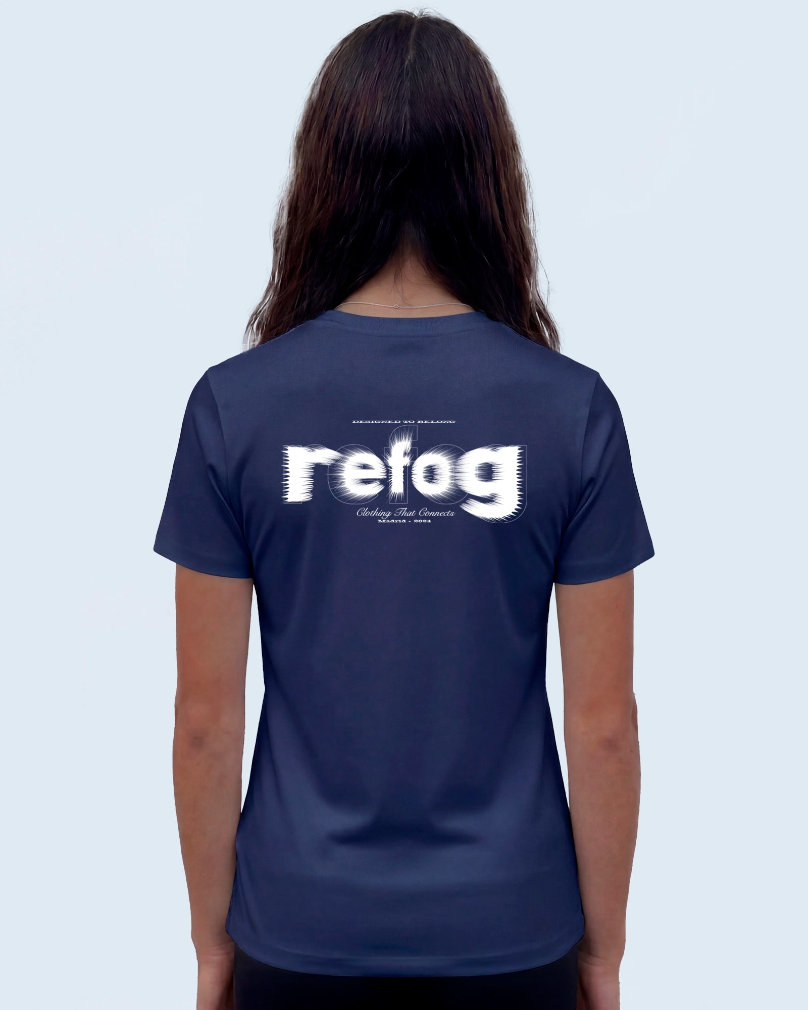 Vista trasera femenina de la camiseta Cropped Logo Tee Navy de Refog