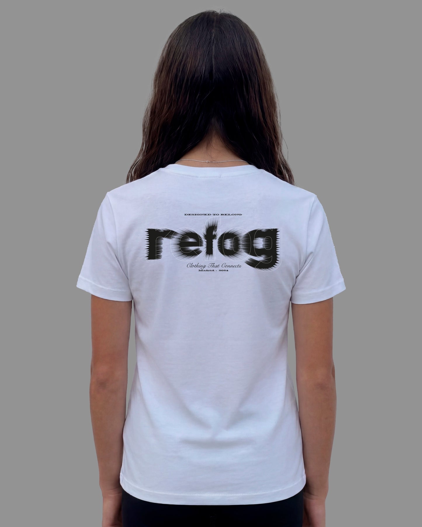 Vista trasera femenina de la camiseta Cropped Logo Tee Off White de Refog